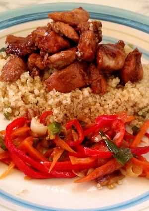Una foto de Quinoa con pollo a la soja y miel, más verduras salteadas