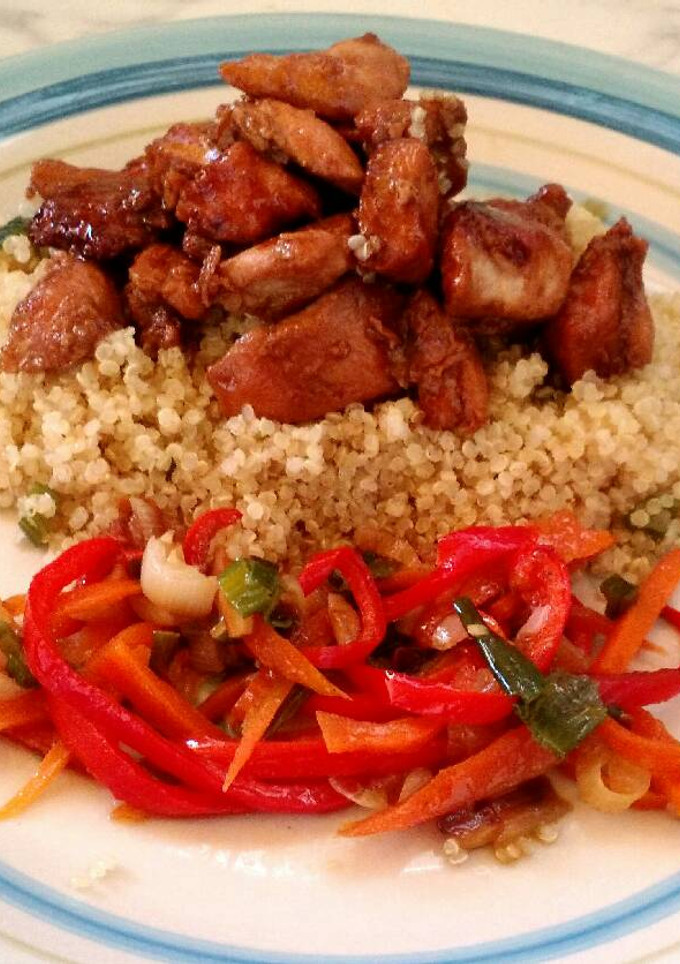 Una foto de Quinoa con pollo a la soja y miel, más verduras salteadas