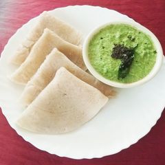 A picture of Neer Dosa with Kothamalli Coconut Chutney.