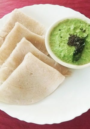 A picture of Neer Dosa with Kothamalli Coconut Chutney.