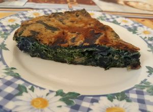 Una foto de Tortilla espinaca, lechuga y repollo morado