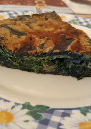 Una foto de Tortilla espinaca, lechuga y repollo morado