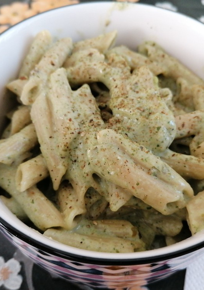 Una foto de Pasta integral con salsa pesto a mi manera (receta vegana)