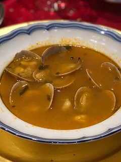 Una foto de Sopa de pescado navideña de rape, almeja gallega y gamba roja