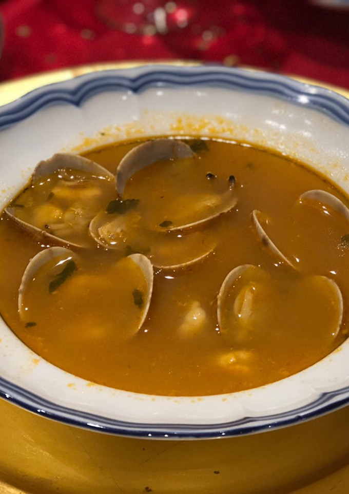 Una foto de Sopa de pescado navideña de rape, almeja gallega y gamba roja