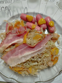 Una foto de Chucrut con zanahoria y manzana verde + salchichas y panceta ahumadas