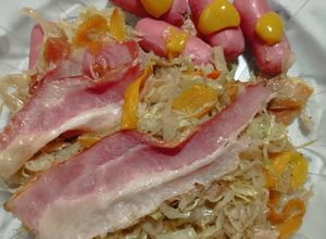 Una foto de Chucrut con zanahoria y manzana verde + salchichas y panceta ahumadas