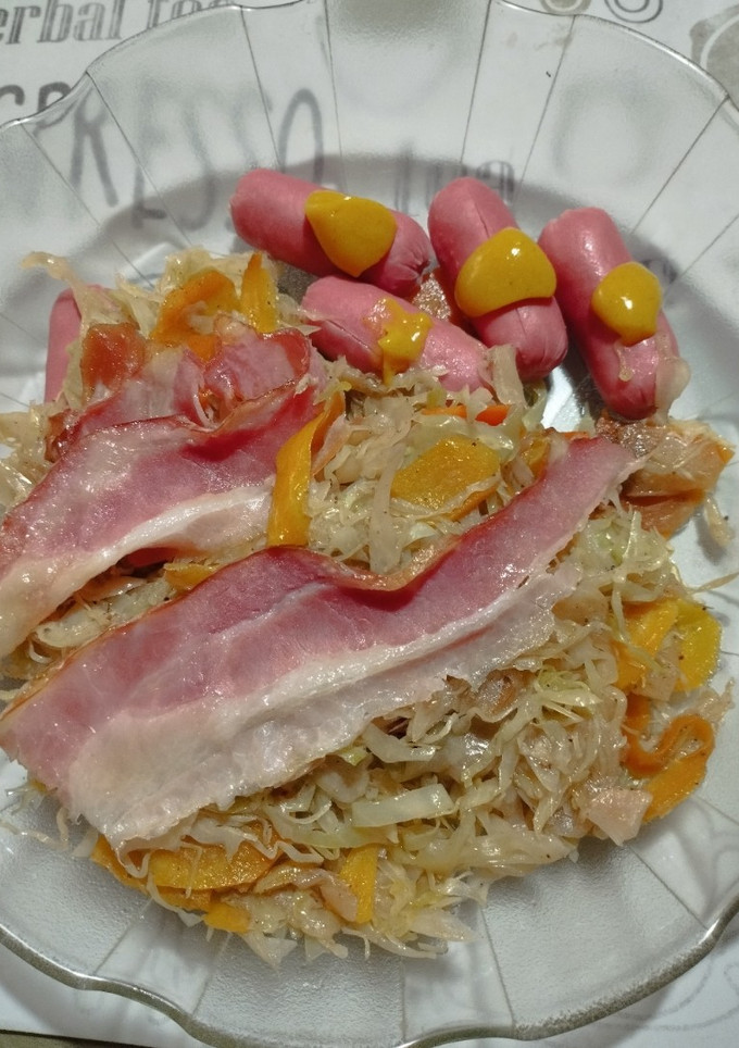Una foto de Chucrut con zanahoria y manzana verde + salchichas y panceta ahumadas