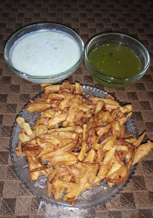 A picture of Pakoray with Mint yoghurt & Green vinegar Chutney.