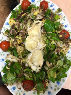 Una foto de 232. Ensalada tibia de queso de cabra (entrante ensalada)
