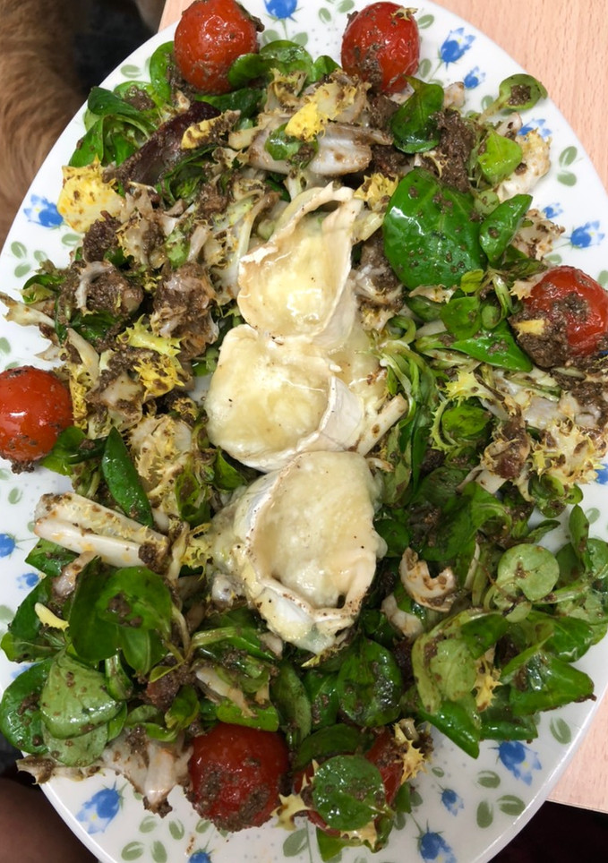 Una foto de 232. Ensalada tibia de queso de cabra (entrante ensalada)