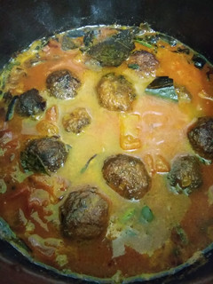 சுரைக்காய் கோலா உருண்டை குழம்பு (Suraikkaai kola urundai kulambu recipe in tamil) செய்முறை முக்கிய புகைப்படம்