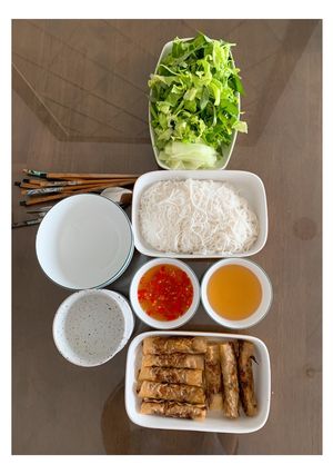 A picture of Bún chả giò.