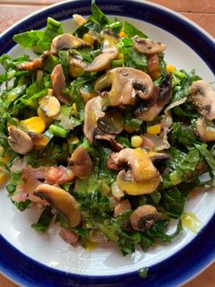 Una foto de Ensalada de espinacas con tocino y champiñones