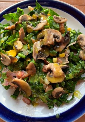 Una foto de Ensalada de espinacas con tocino y champiñones