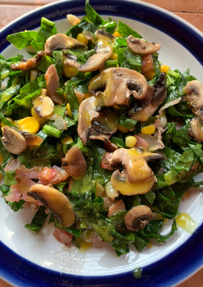 Una foto de Ensalada de espinacas con tocino y champiñones