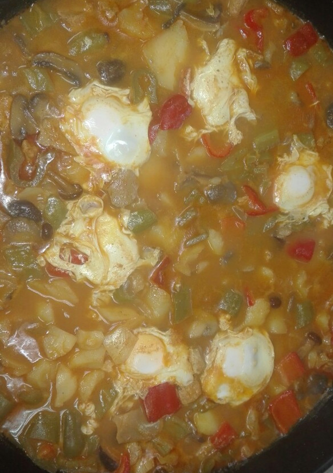 Una foto de Carne pincho moruno con setas y patatas