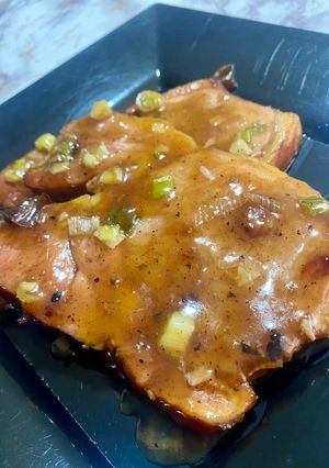Una foto de Chuletas en salsa de piña