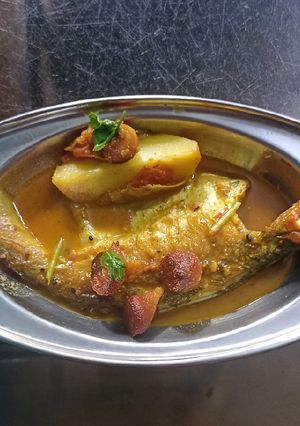 আলু বড়ি দিয়ে ফলিমাছের ঝোল (macher jhol recipe in Bengali) রেসিপির প্রধান ছবি