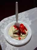 Cardenal con helado y salsa de fresa