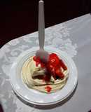 Cardenal con helado y salsa de fresa