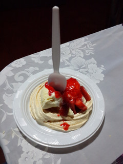 Una foto de Cardenal con helado y salsa de fresa
