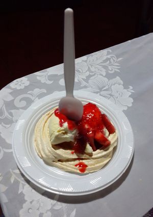 Una foto de Cardenal con helado y salsa de fresa