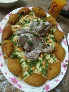 صورة لوصفة منسف مع الكبه