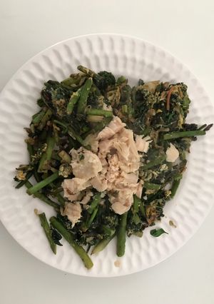 A picture of Veggies with chicken.