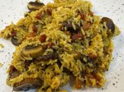 Una foto de arroz seta y bacon