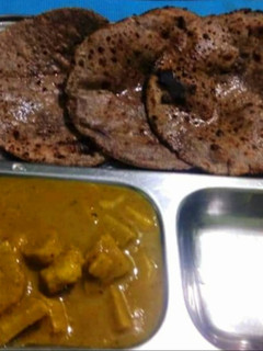 रागी का अजवाइन वाली रोटी (Ragi ka ajwain wali roti recipe in Hindi) रेसिपी मुख्य फोटो