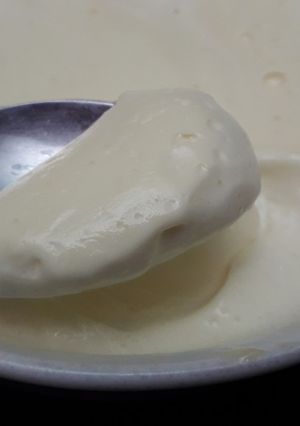 Una foto de Mayonesa casera con huevo cocido 👌