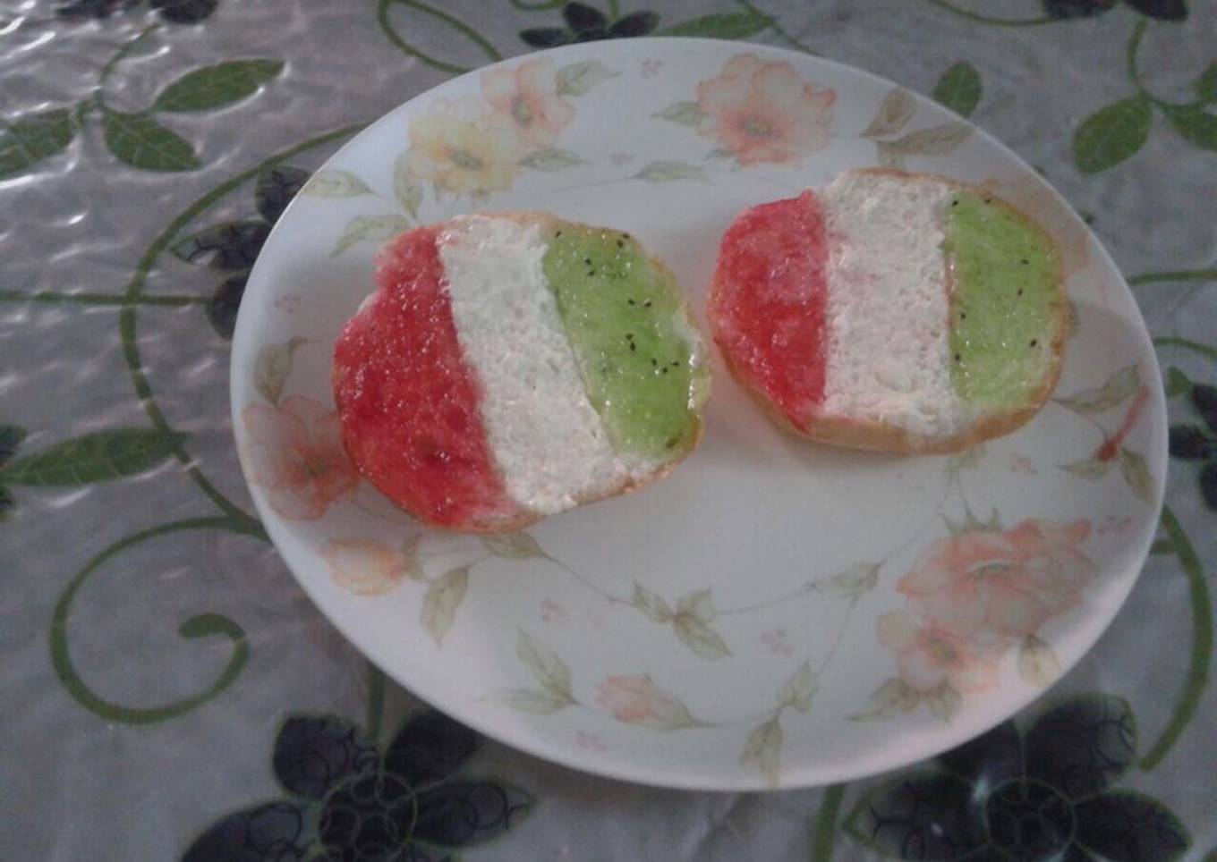 Tri colour bun