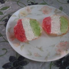 A picture of Tri colour bun.