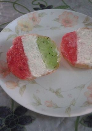 A picture of Tri colour bun.