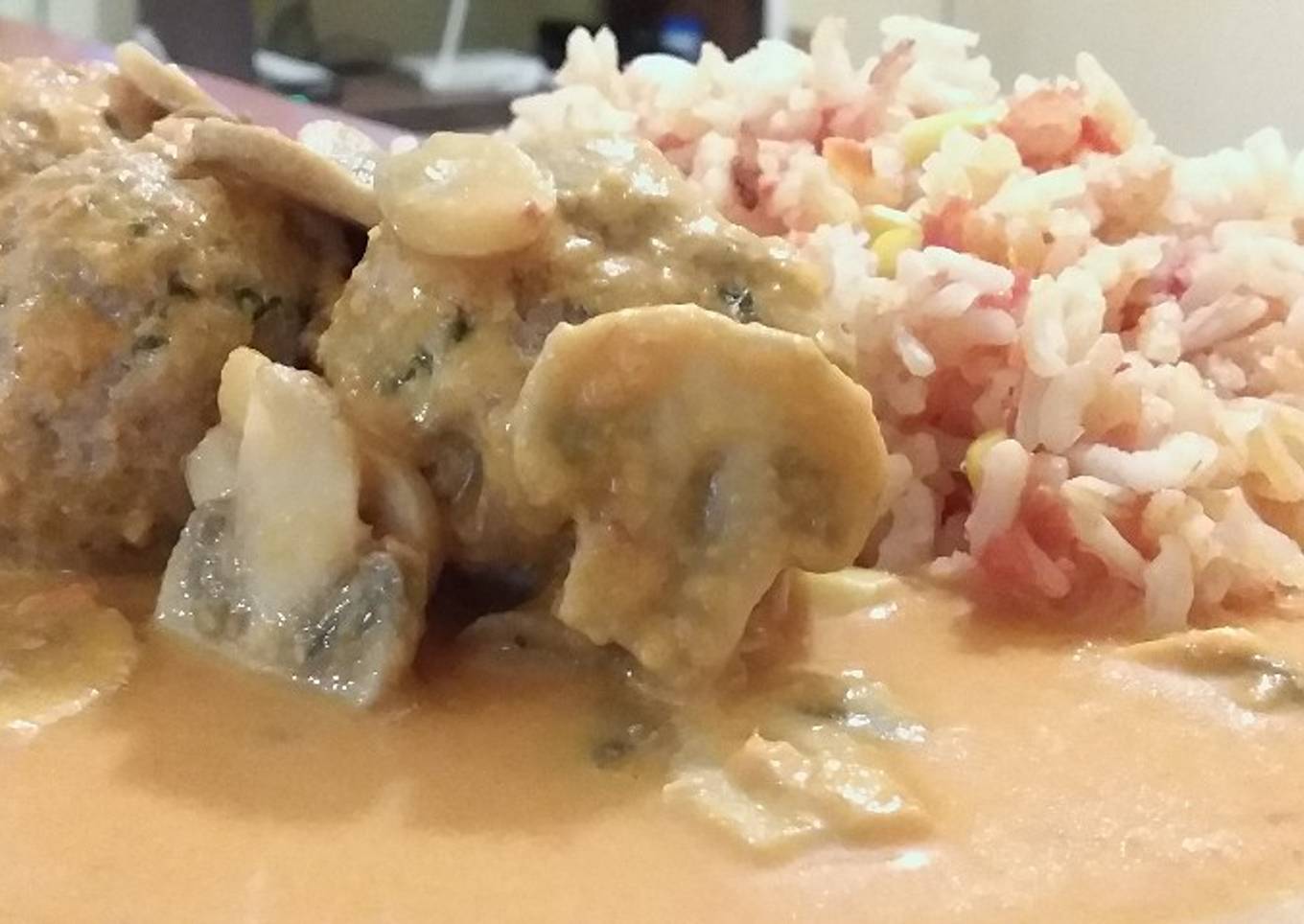Albóndigas res/cerdo con champiñones en salsa de chipotle
