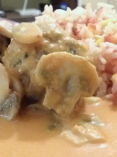 Una foto de Albóndigas res/cerdo con champiñones en salsa de chipotle
