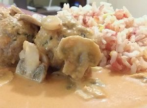 Una foto de Albóndigas res/cerdo con champiñones en salsa de chipotle