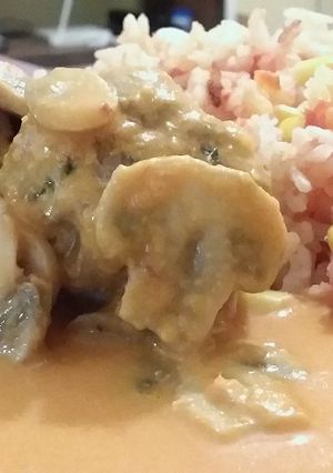Una foto de Albóndigas res/cerdo con champiñones en salsa de chipotle