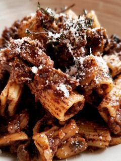 Una foto de Rigatoni con morcilla y champiñones