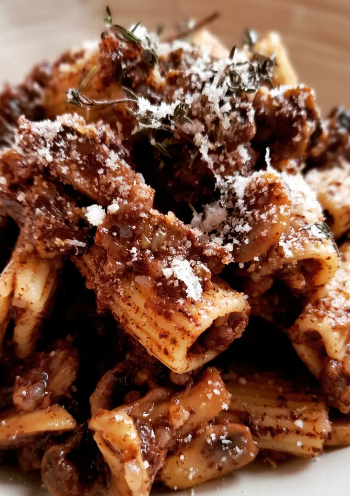 Una foto de Rigatoni con morcilla y champiñones