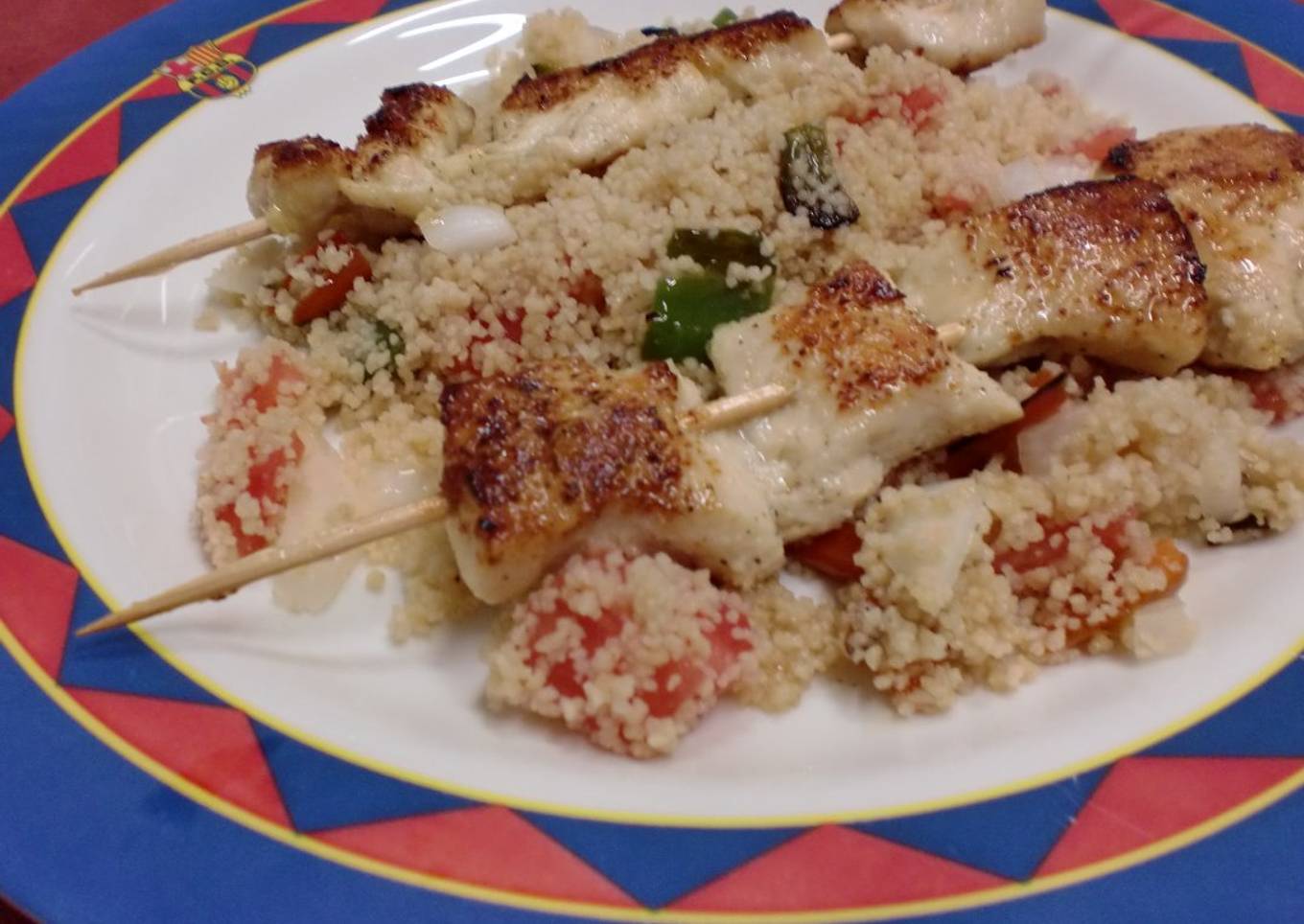 Brochetas de pollo con cuscús y verduras