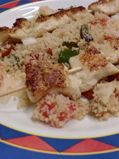 Una foto de Brochetas de pollo con cuscús y verduras