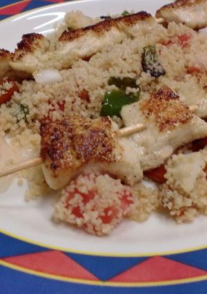 Una foto de Brochetas de pollo con cuscús y verduras