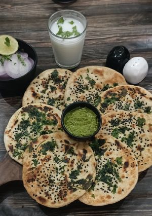 કુલચા (Kulcha Recipe In Gujarati) રેસીપી મુખ્ય ફોટો