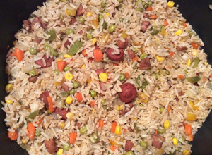 Una foto de Arroz frito con salchichas y chorizo de pollo