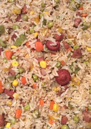 Una foto de Arroz frito con salchichas y chorizo de pollo