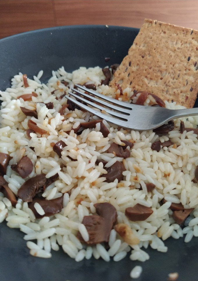 Una foto de 🍚 Arroz con salteado de champiñones encebollados y soja
