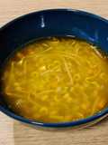 Sopa de verduras al curry rojo
