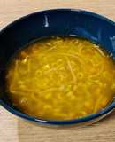 Sopa de verduras al curry rojo